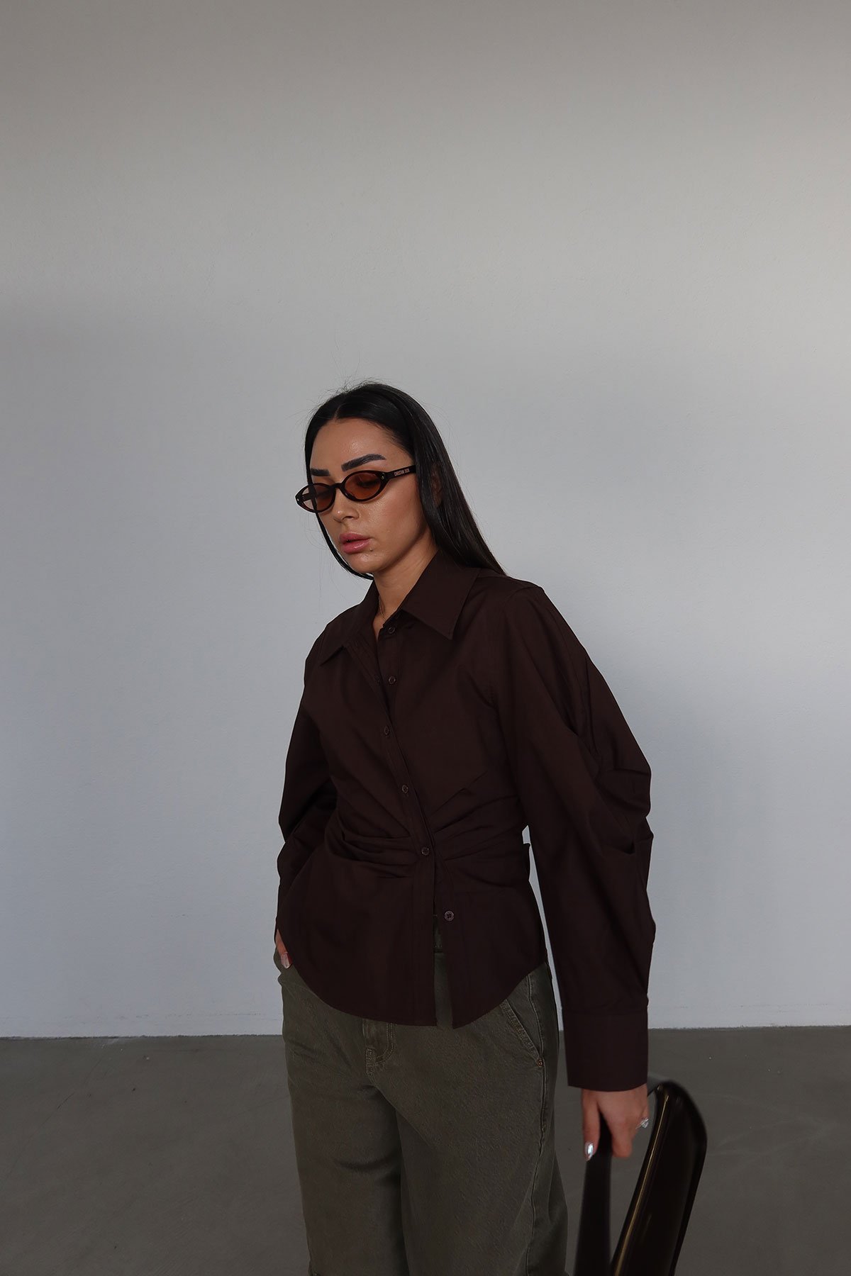 Beli Büzgülü Altı Oval Kesim Gömlek