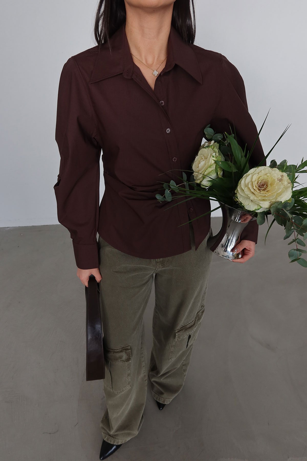 Beli Büzgülü Altı Oval Kesim Gömlek