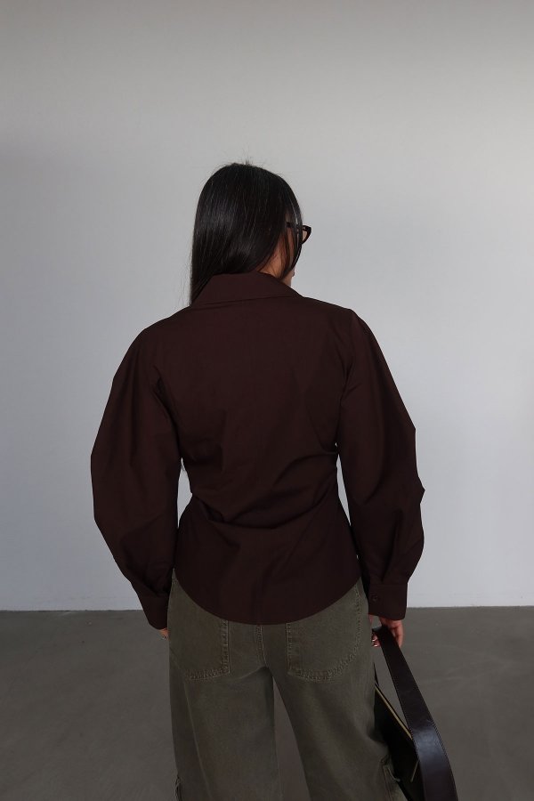 Beli Büzgülü Altı Oval Kesim Gömlek