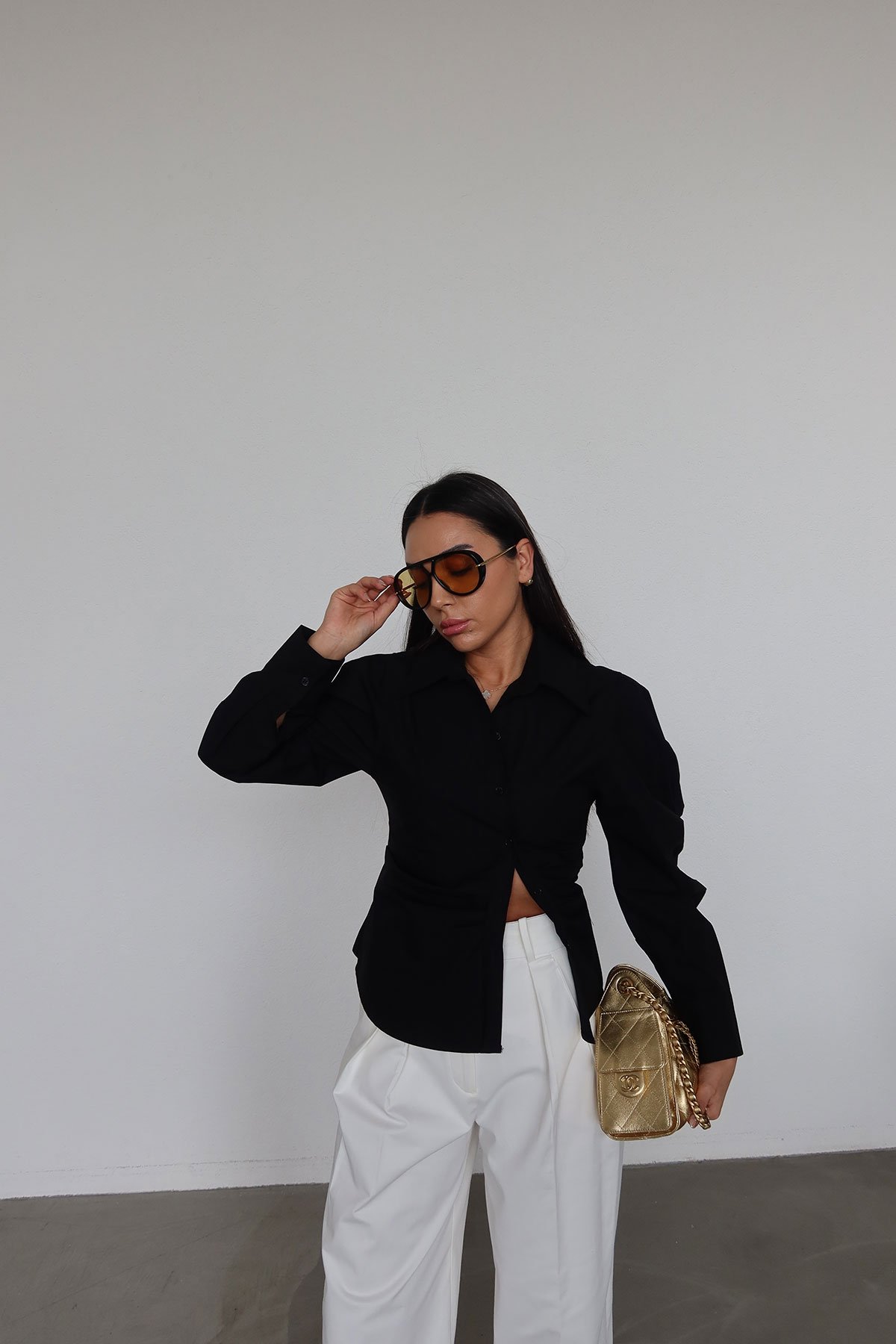 Beli Büzgülü Altı Oval Kesim Gömlek