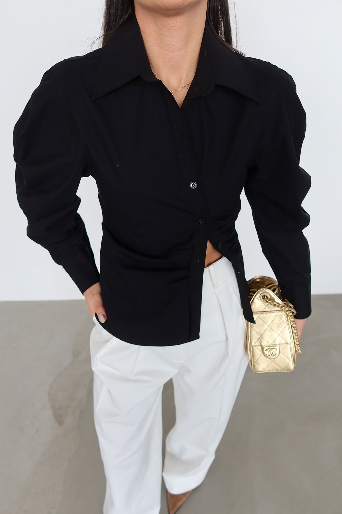 Beli Büzgülü Altı Oval Kesim Gömlek