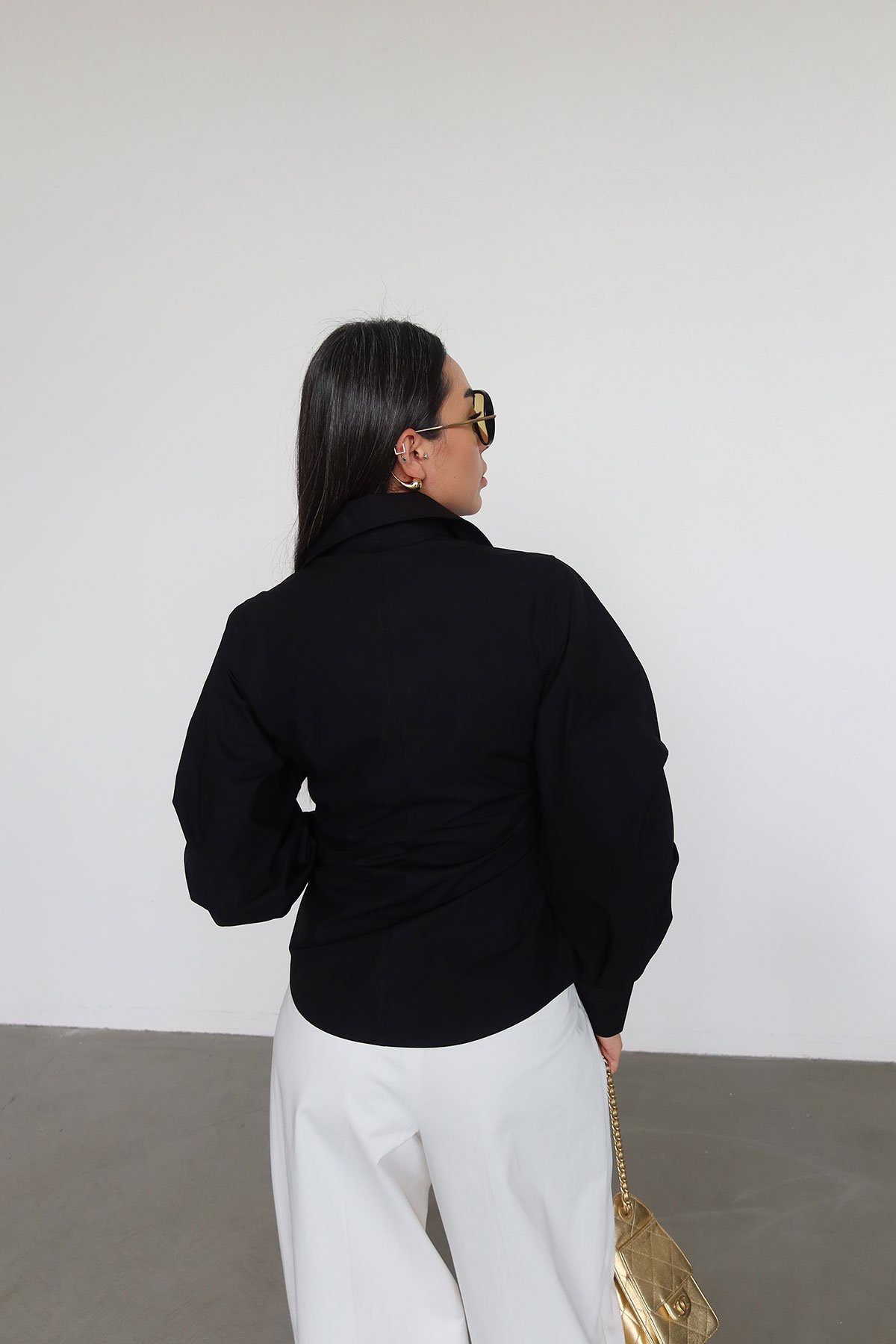 Beli Büzgülü Altı Oval Kesim Gömlek