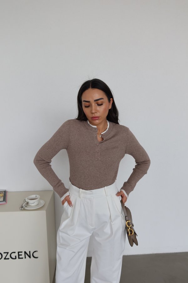 Yakası Ve Kolları Parça Detaylı Düğmeli Kazak