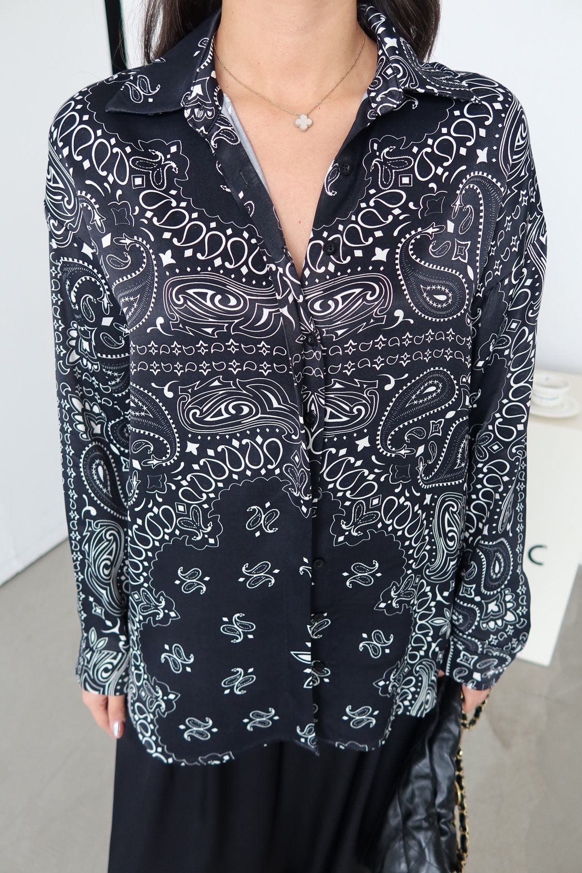 Etnik Desenli Saten Gömlek