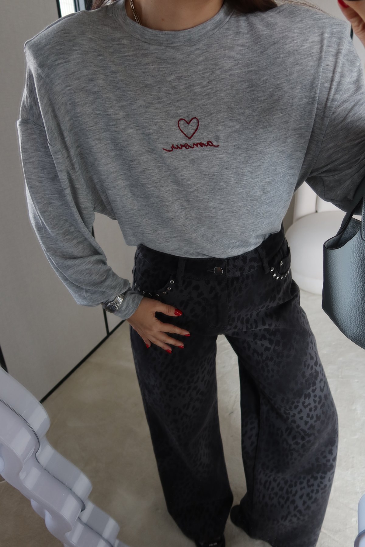 Omuzu Vatkalı Amour Yazı Nakışlı Bluz