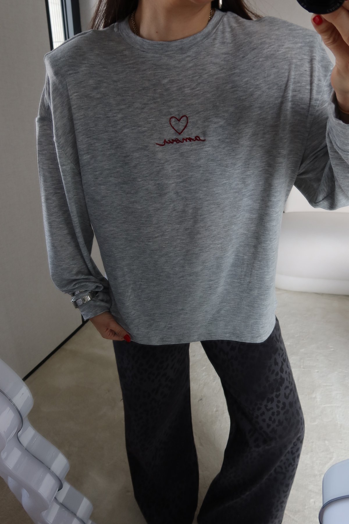 Omuzu Vatkalı Amour Yazı Nakışlı Bluz