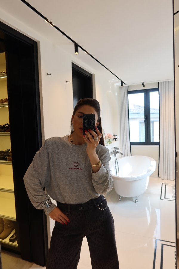 Omuzu Vatkalı Amour Yazı Nakışlı Bluz