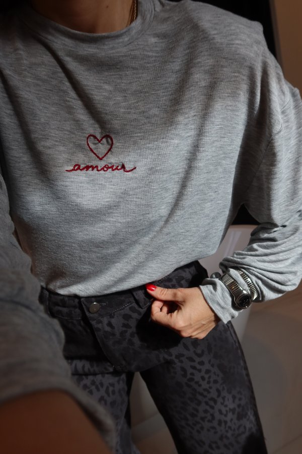 Omuzu Vatkalı Amour Yazı Nakışlı Bluz