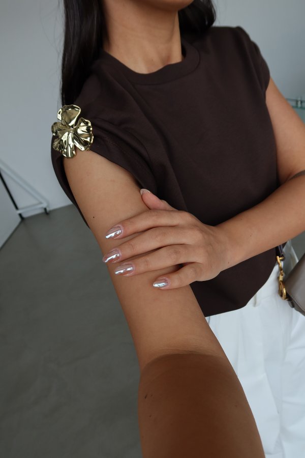 T Kol Omuzları Aksesuarlı Bluz