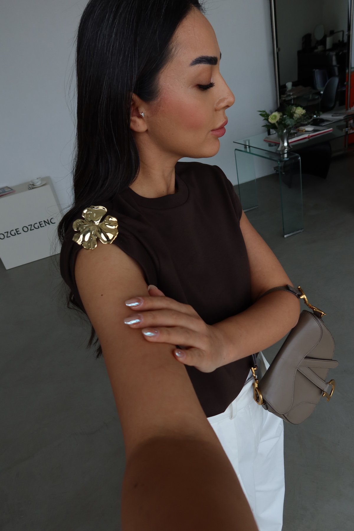 T Kol Omuzları Aksesuarlı Bluz