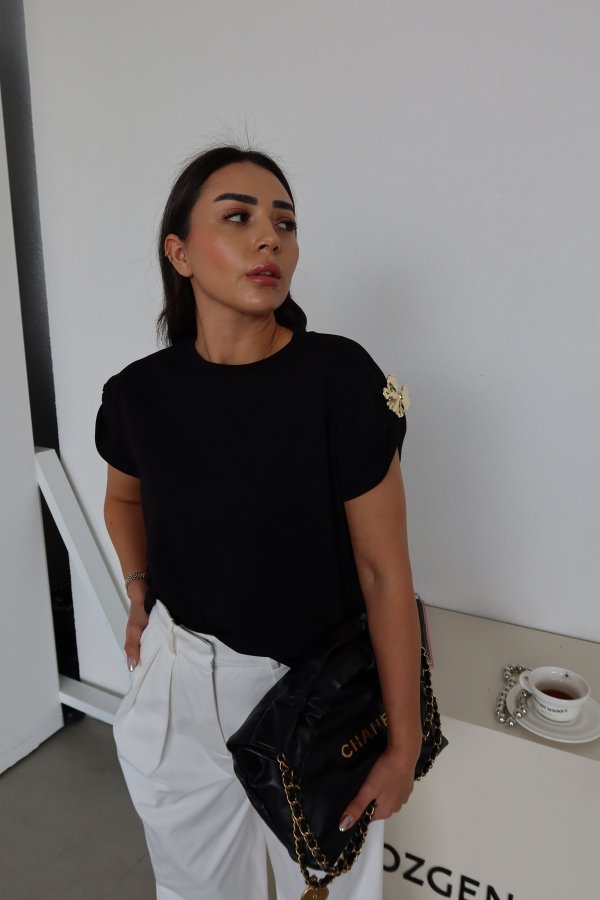 T Kol Omuzları Aksesuarlı Bluz