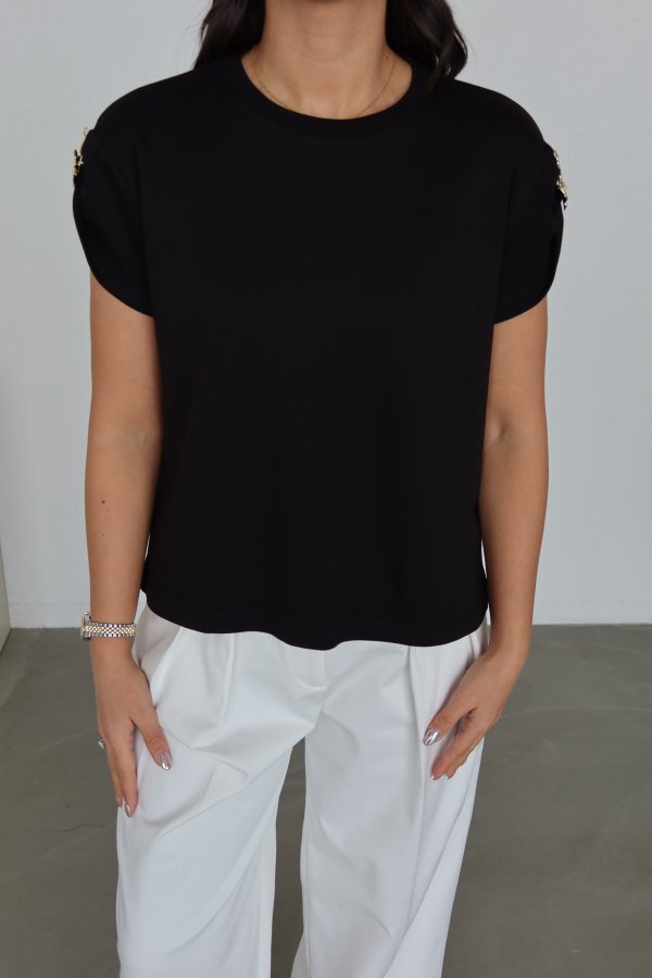 T Kol Omuzları Aksesuarlı Bluz