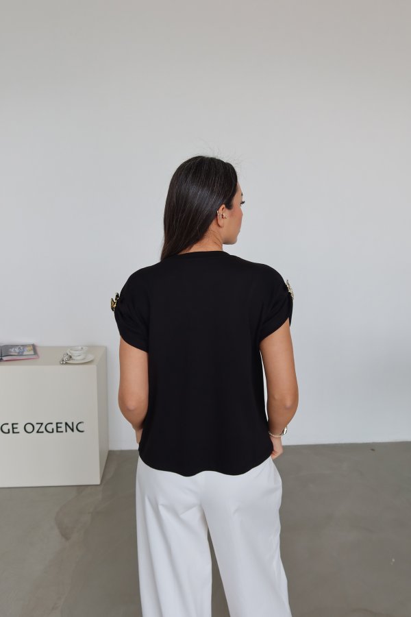T Kol Omuzları Aksesuarlı Bluz
