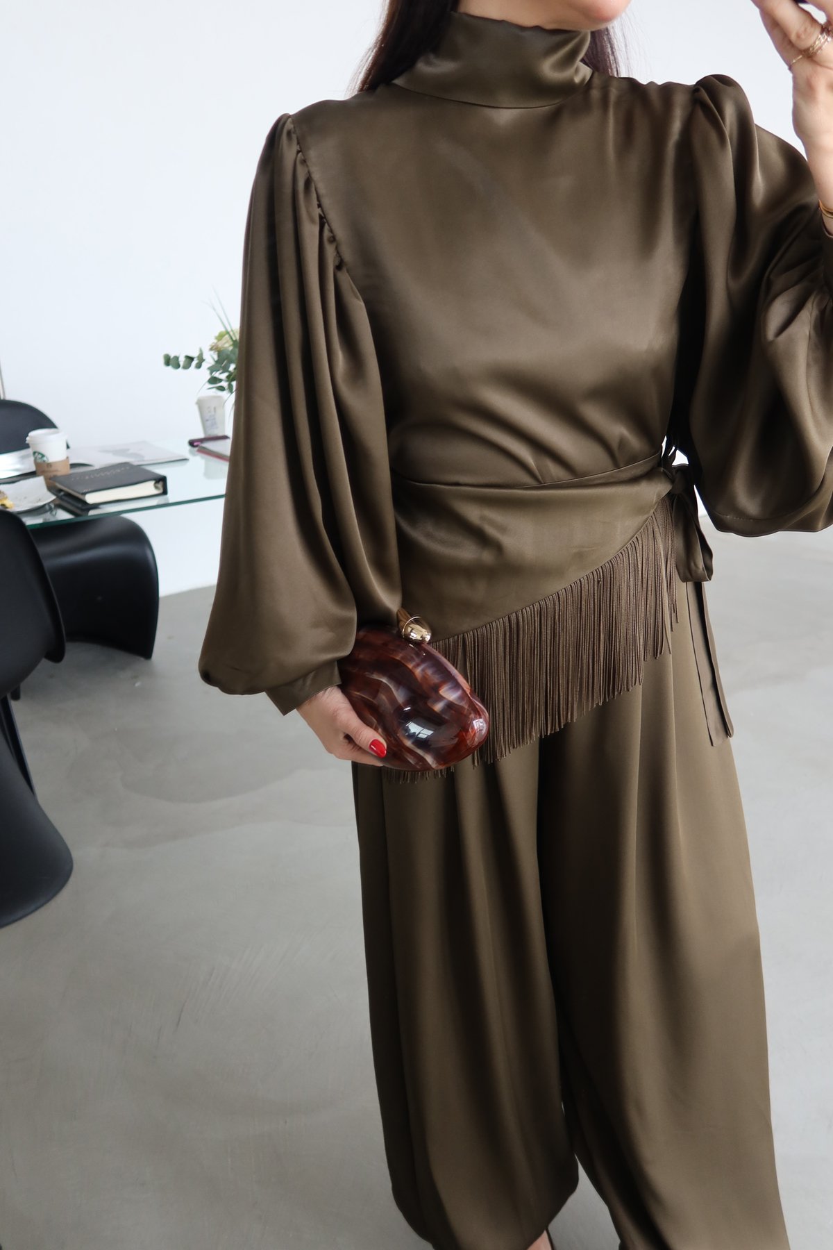 Balon Kol Boyundan Bağlamalı Saten Bluz Pantolon Takım