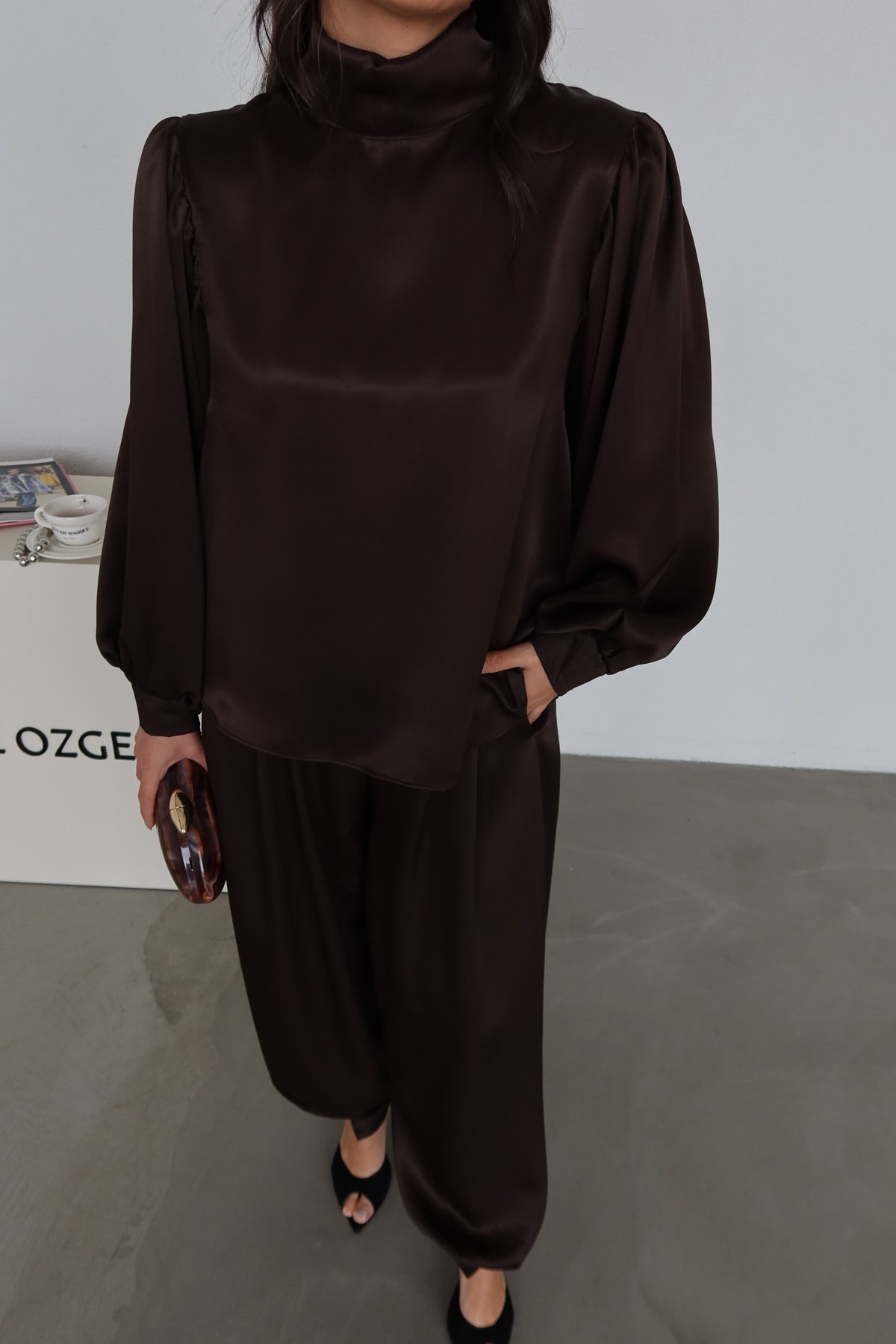 Balon Kol Boyundan Bağlamalı Saten Bluz Pantolon Takım