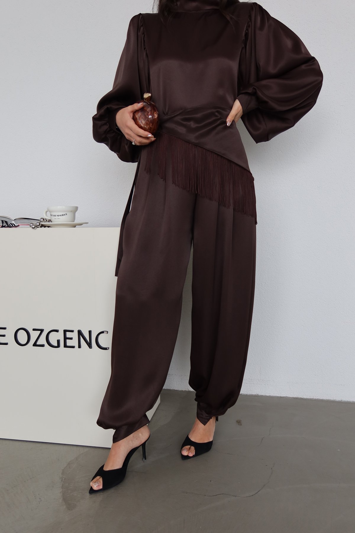 Balon Kol Boyundan Bağlamalı Saten Bluz Pantolon Takım