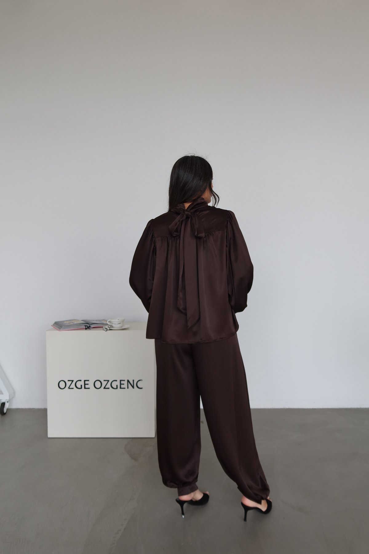 Balon Kol Boyundan Bağlamalı Saten Bluz Pantolon Takım