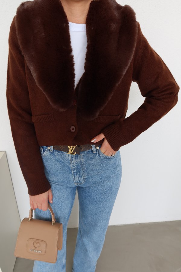 Yakası Kürklü Düğmeli Triko Hırka