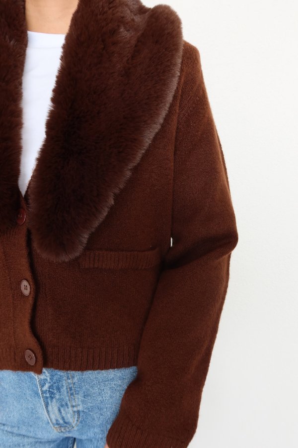 Yakası Kürklü Düğmeli Triko Hırka