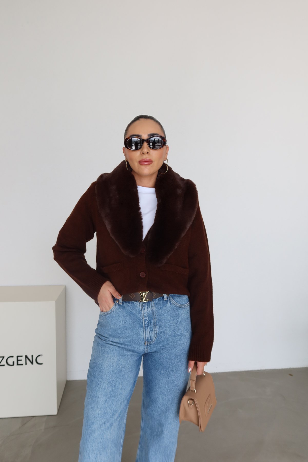 Yakası Kürklü Düğmeli Triko Hırka