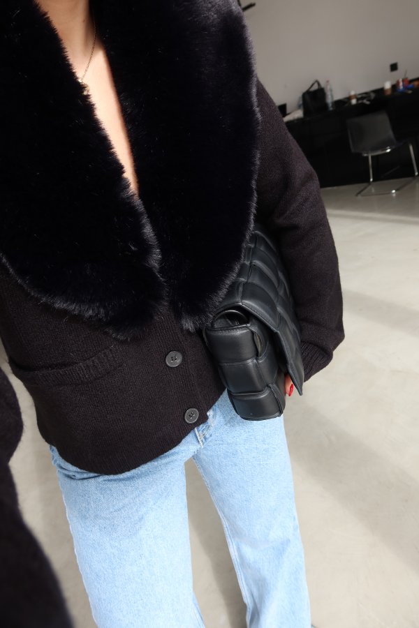 Yakası Kürklü Düğmeli Triko Hırka