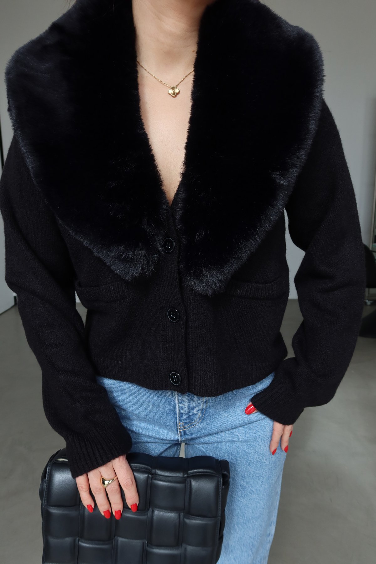 Yakası Kürklü Düğmeli Triko Hırka