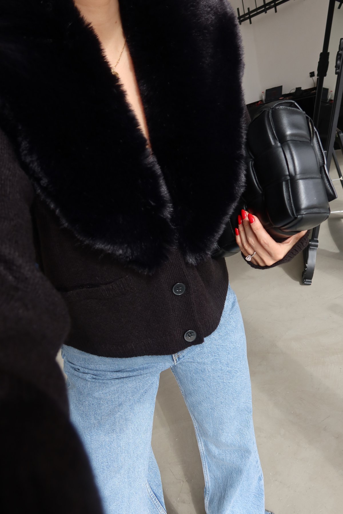 Yakası Kürklü Düğmeli Triko Hırka