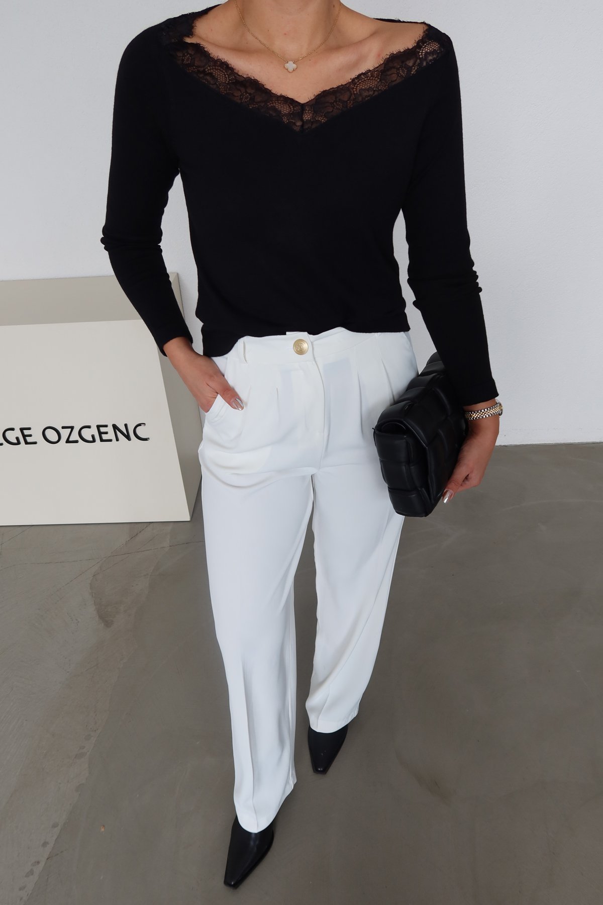 Yakası Dantelli Triko Bluz