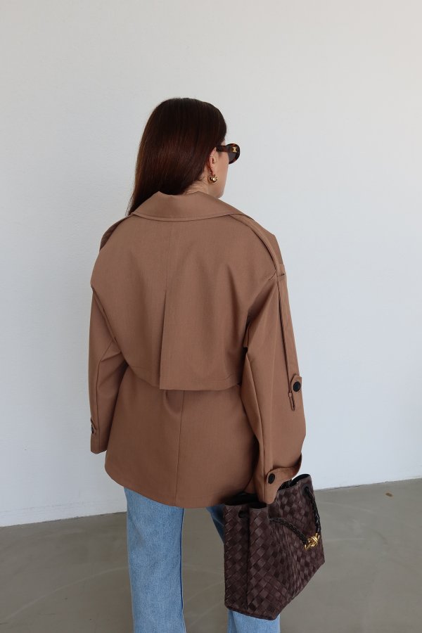 Kruvaze Yaka Parça Detaylı Trençkot