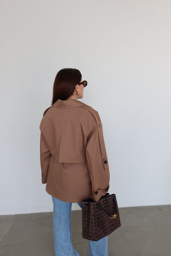 Kruvaze Yaka Parça Detaylı Trençkot