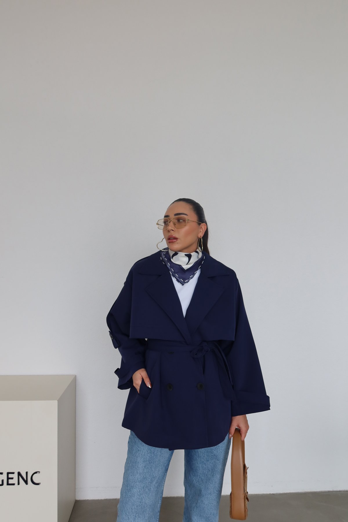 Kruvaze Yaka Parça Detaylı Trençkot