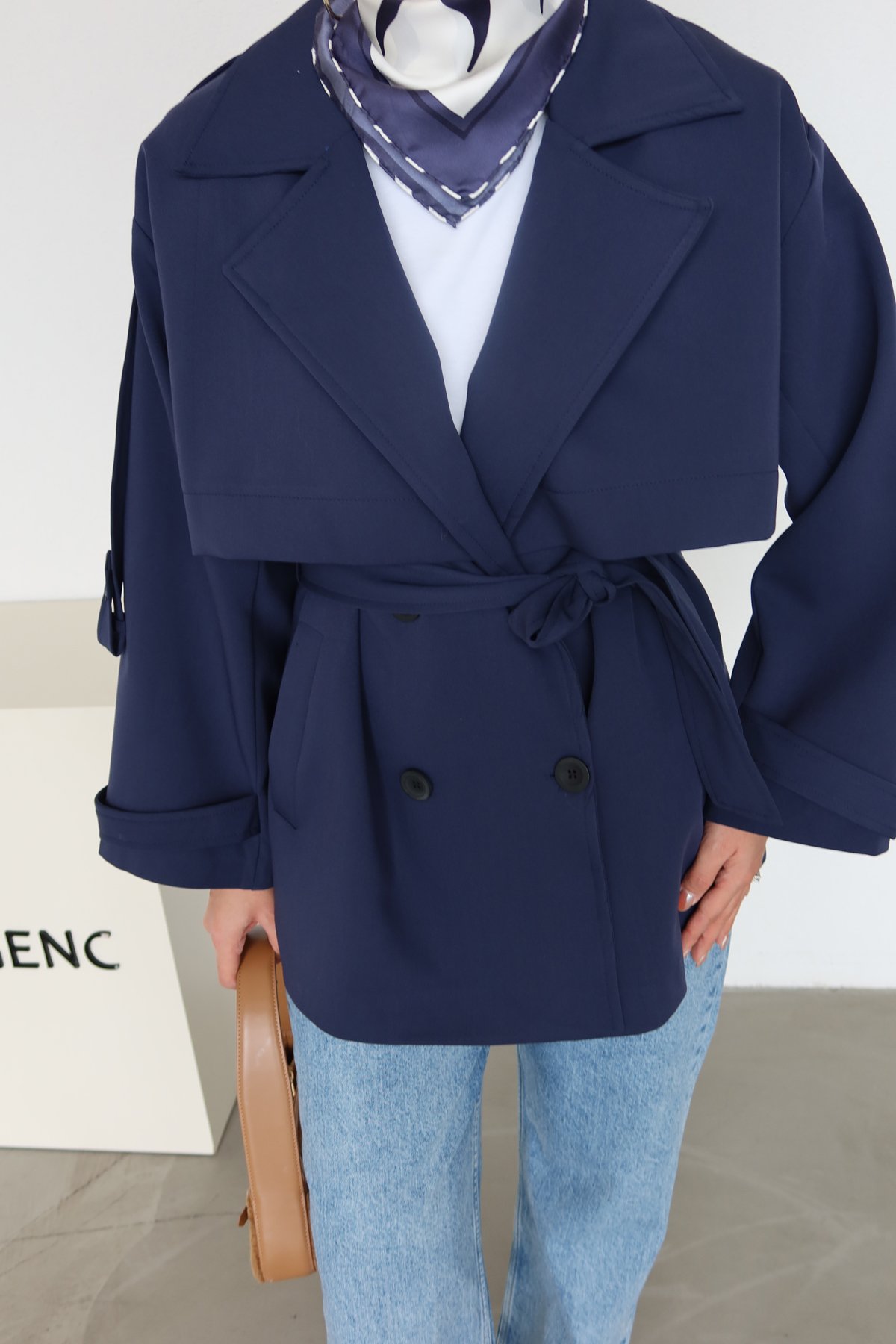 Kruvaze Yaka Parça Detaylı Trençkot