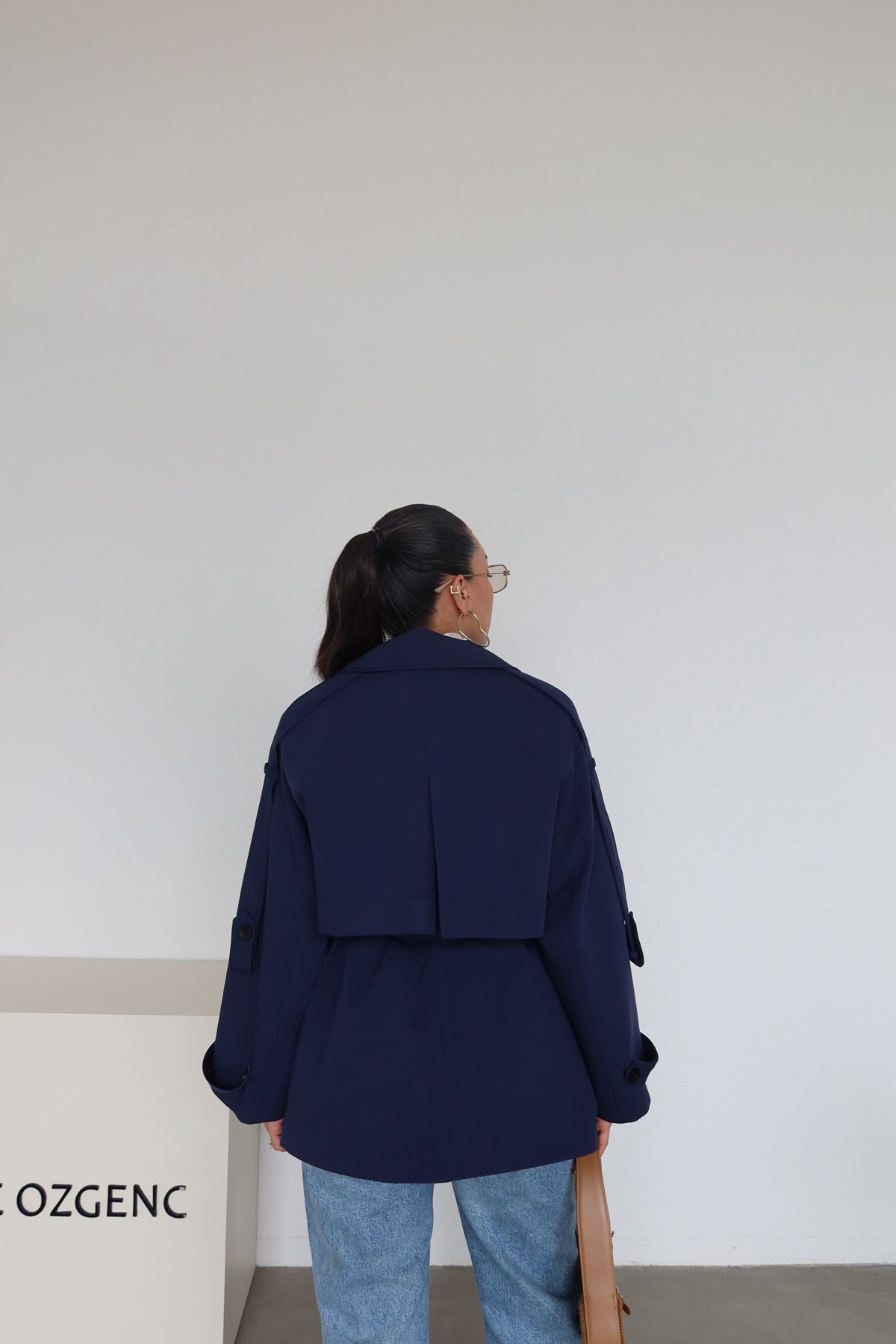 Kruvaze Yaka Parça Detaylı Trençkot