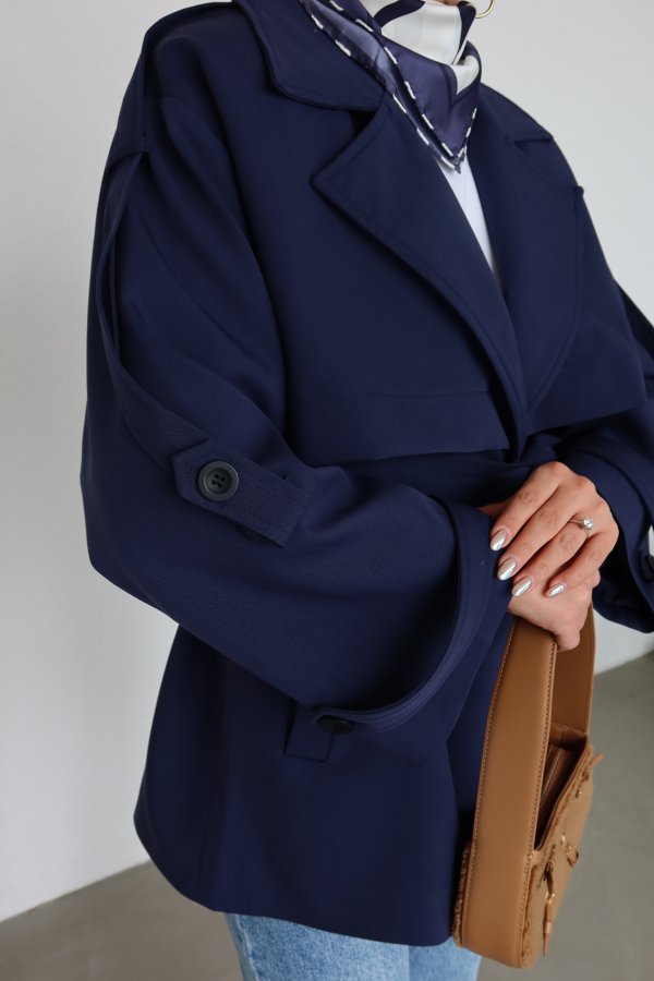 Kruvaze Yaka Parça Detaylı Trençkot