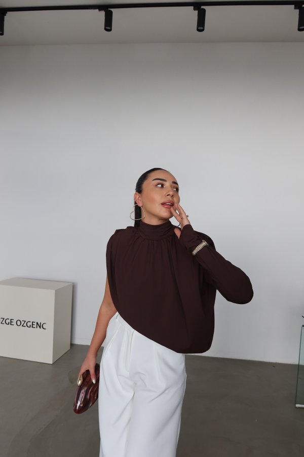 Vatkalı Asimetrik Kesim Tek Kol Bluz