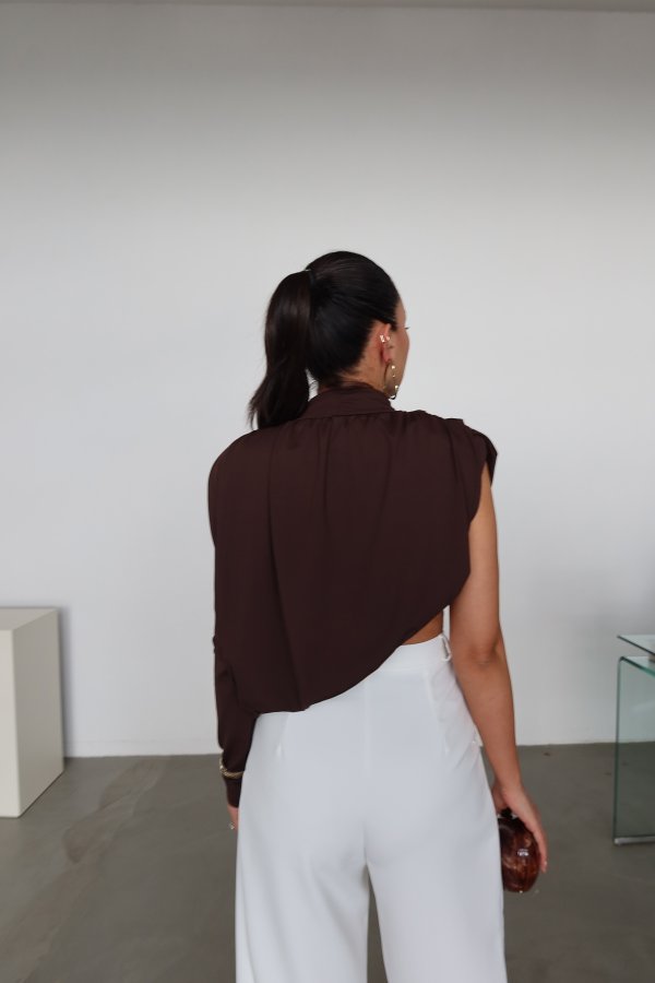 Vatkalı Asimetrik Kesim Tek Kol Bluz