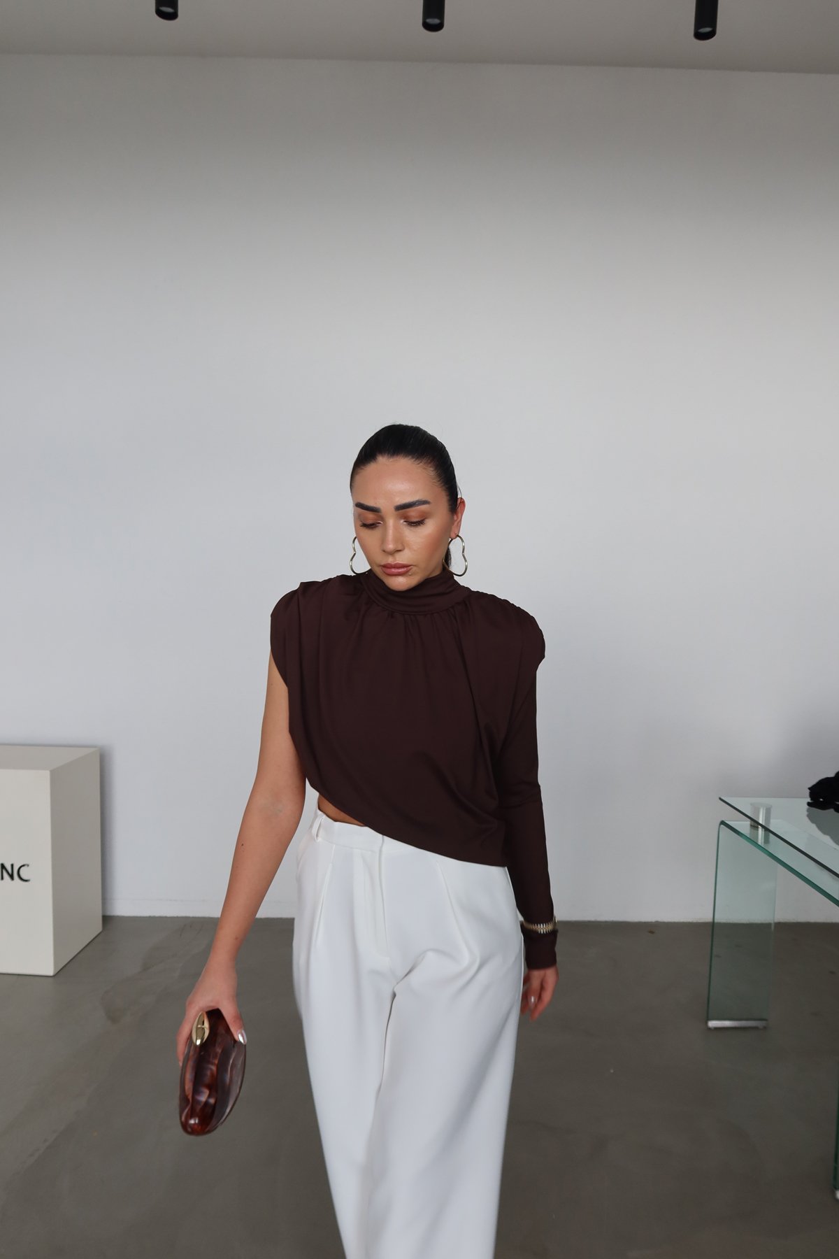 Vatkalı Asimetrik Kesim Tek Kol Bluz