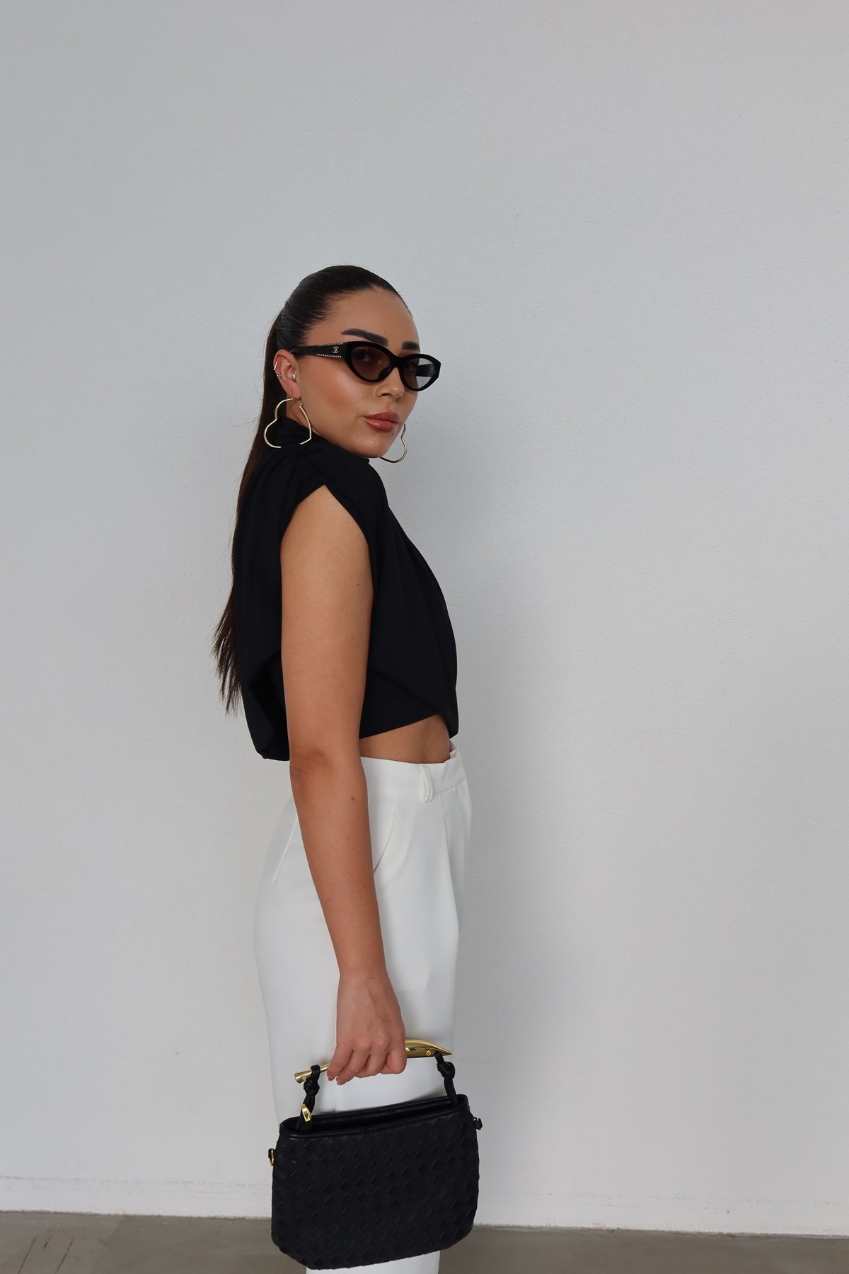 Vatkalı Asimetrik Kesim Tek Kol Bluz