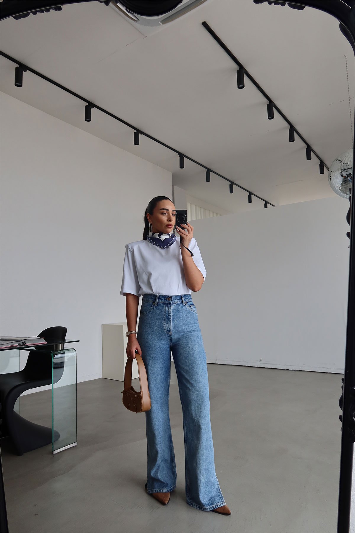 Taşlamalı Paçası Yırtmaçlı Straight Fit Jean