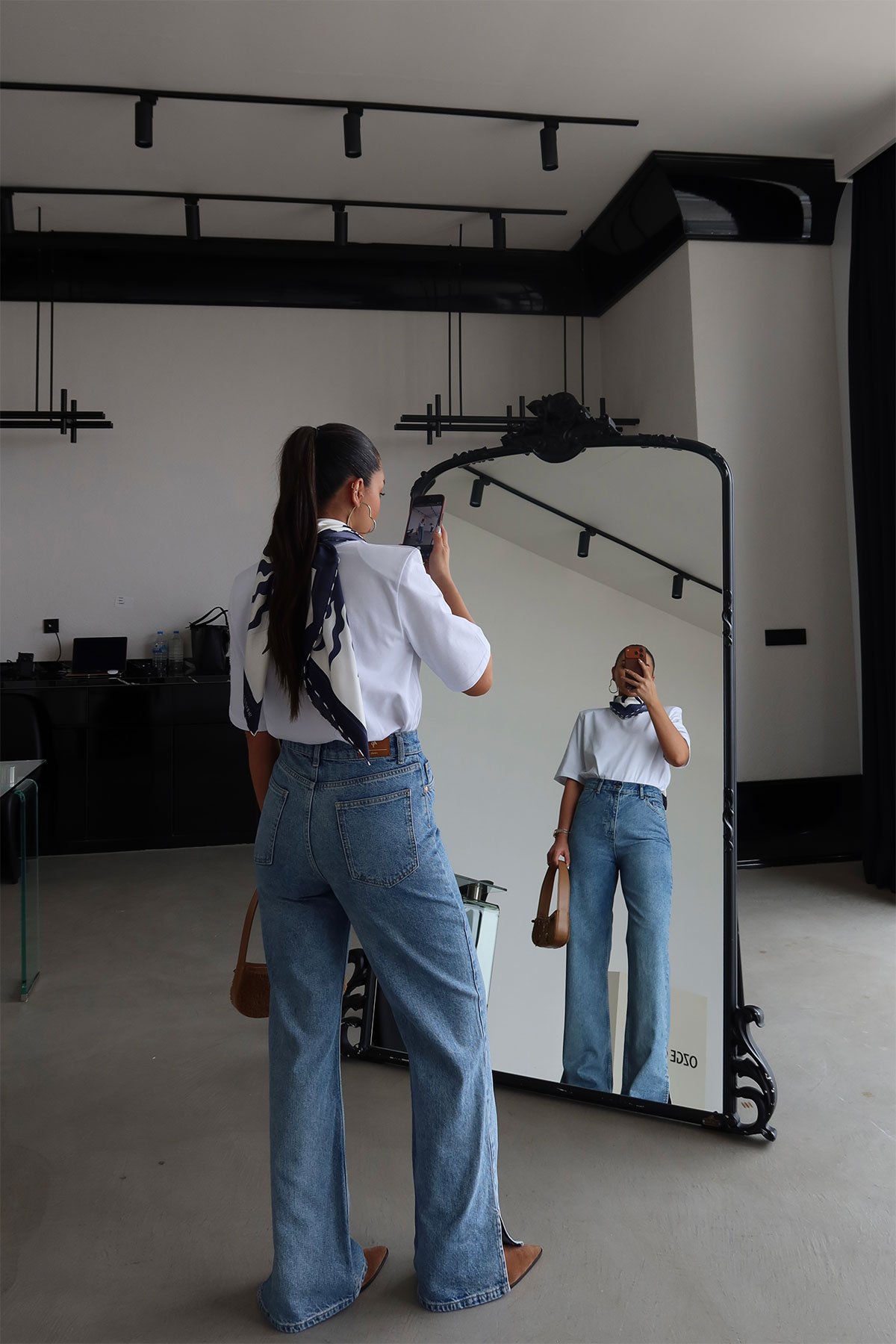 Taşlamalı Paçası Yırtmaçlı Straight Fit Jean