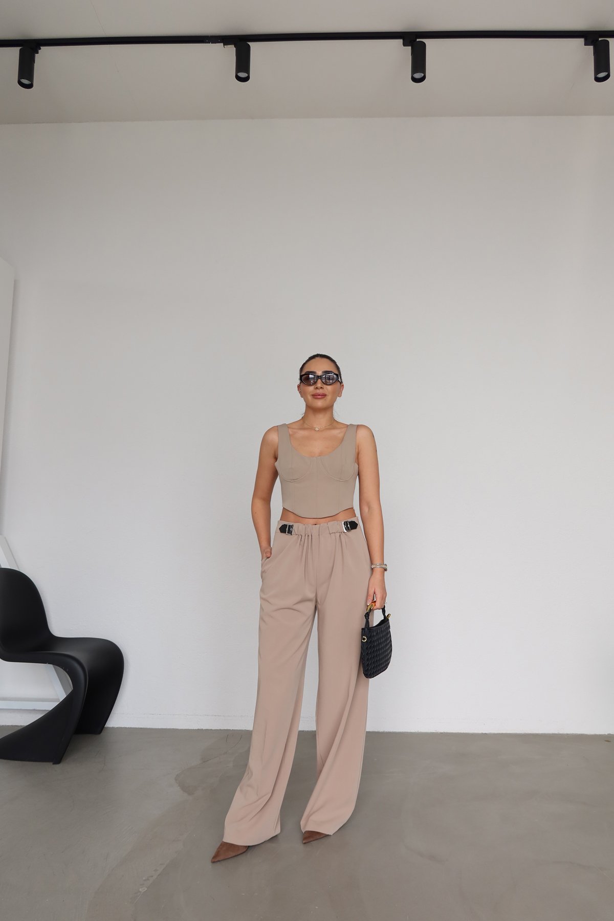 Beli Aksesuarlı Düze Kesim Pantolon