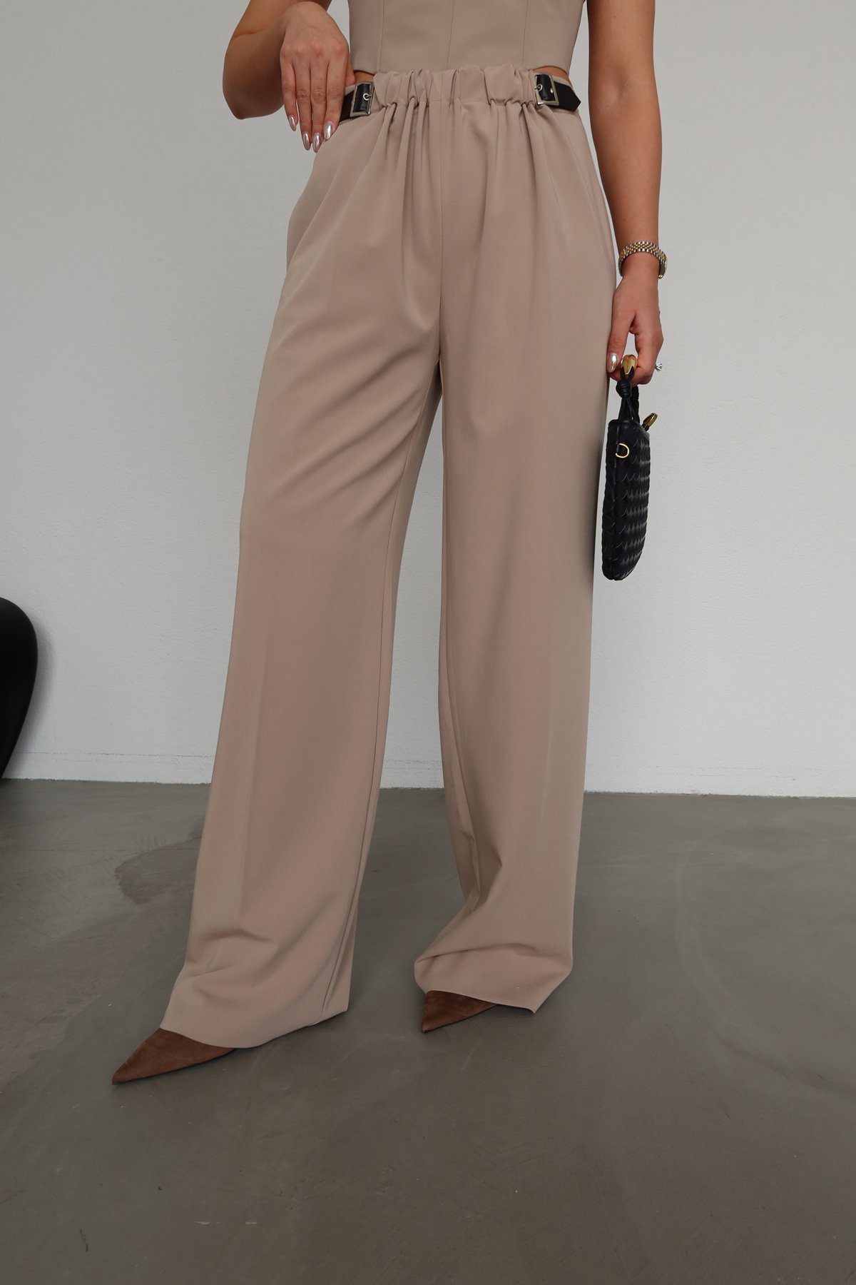 Beli Aksesuarlı Düze Kesim Pantolon