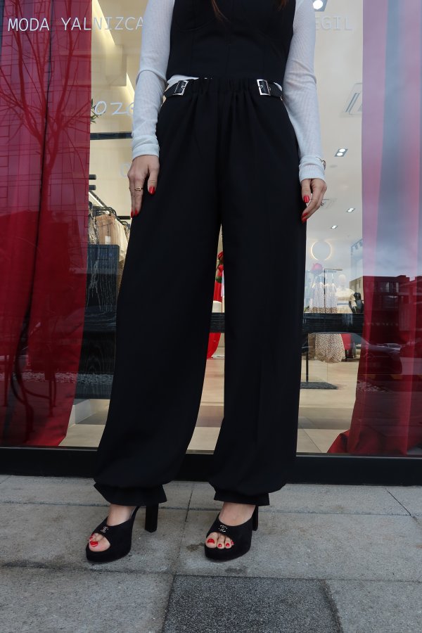 Beli Aksesuarlı Düze Kesim Pantolon