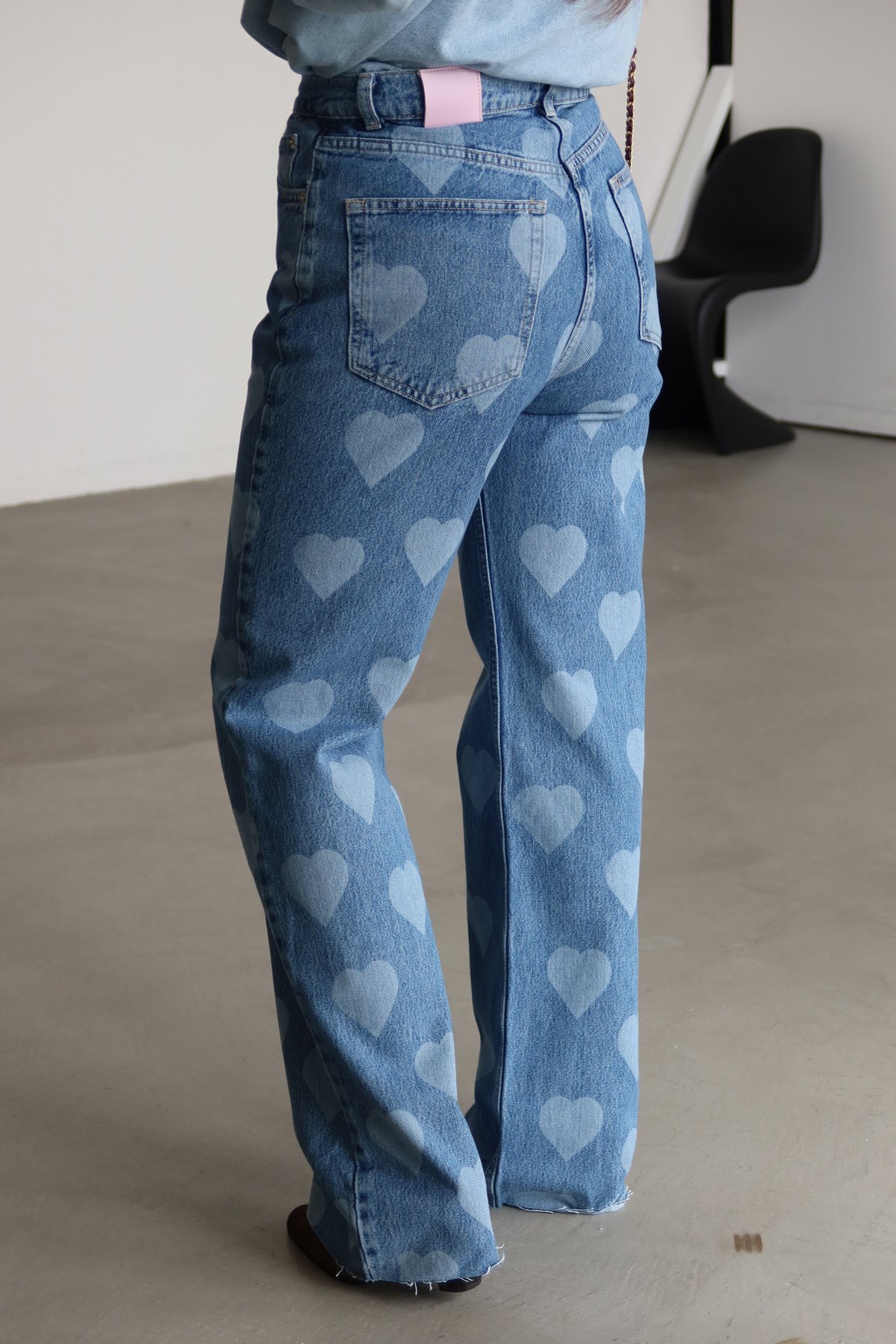 Kalp Baskılı Paçası Kesik Jean