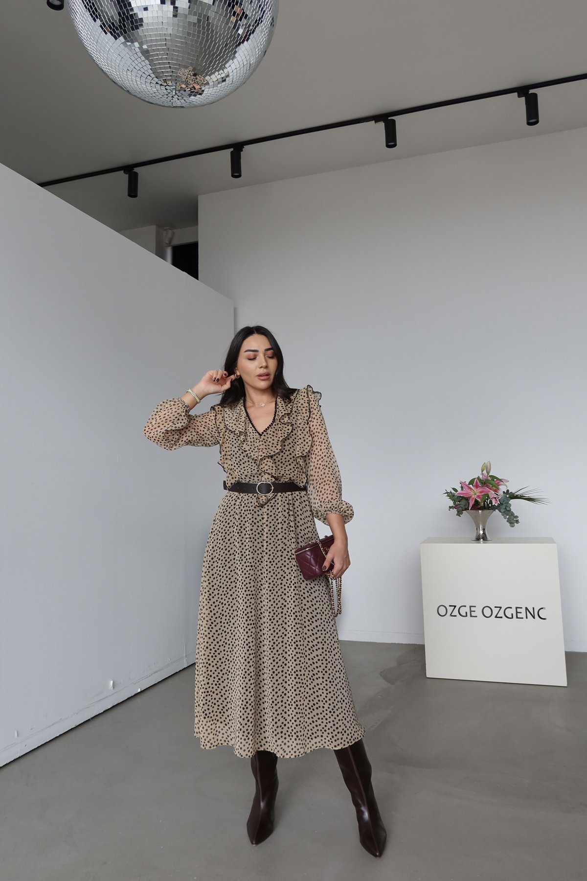 Fırfırlı Puantiyeli Kemerli Elbise