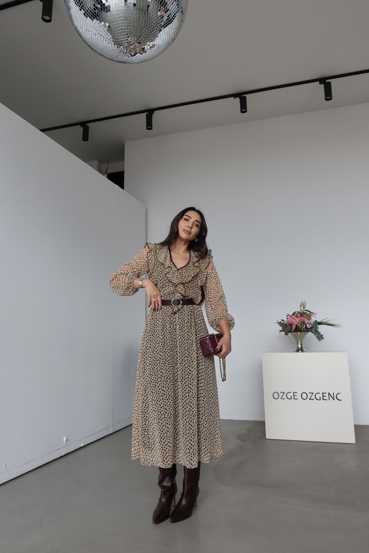 Fırfırlı Puantiyeli Kemerli Elbise