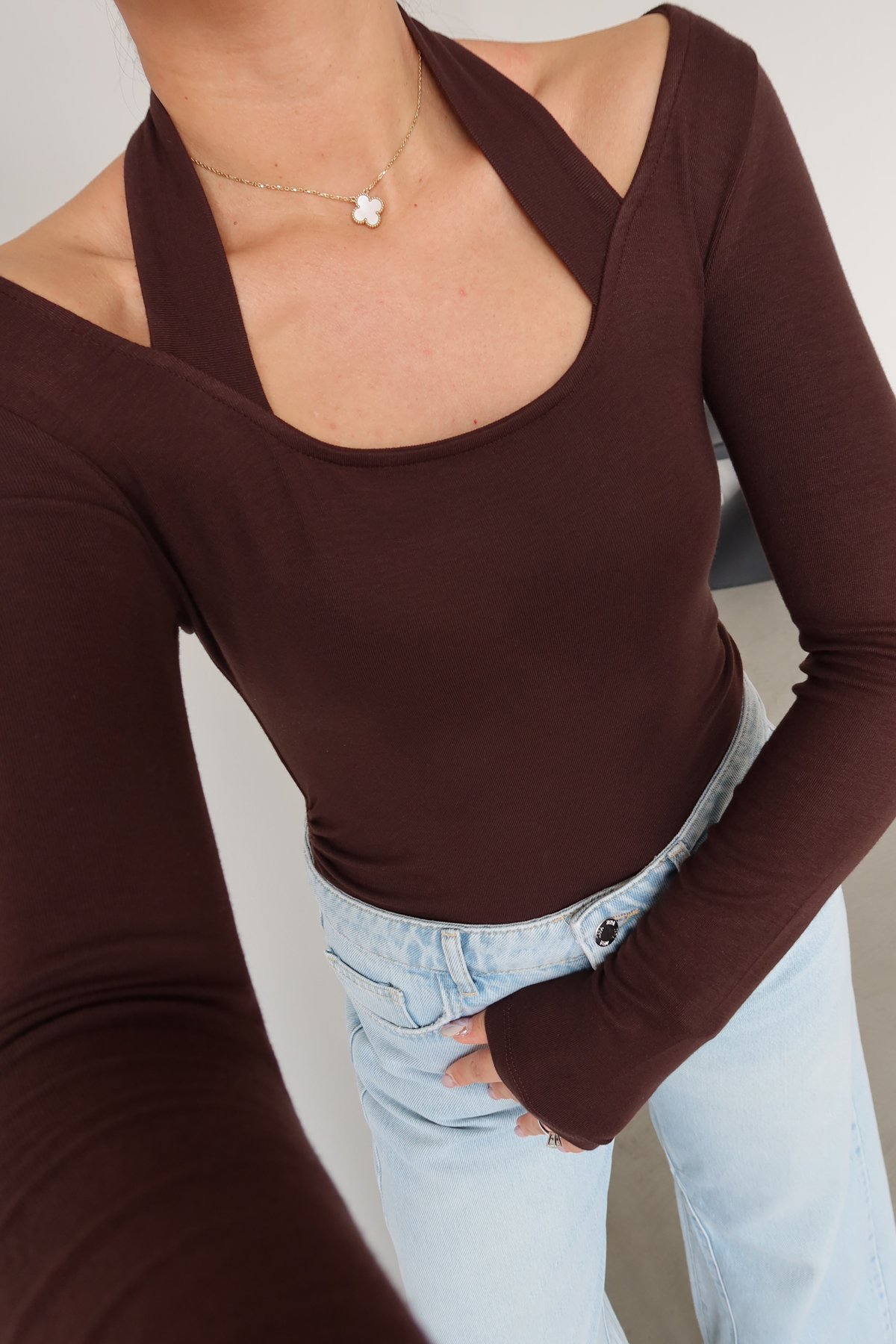 Boyundan Geçmeli Yarı Büzgülü Bluz