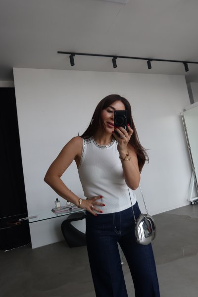 Yakası Ve Kol Kısmı Taşlı Kendinden Fitilli Bluz