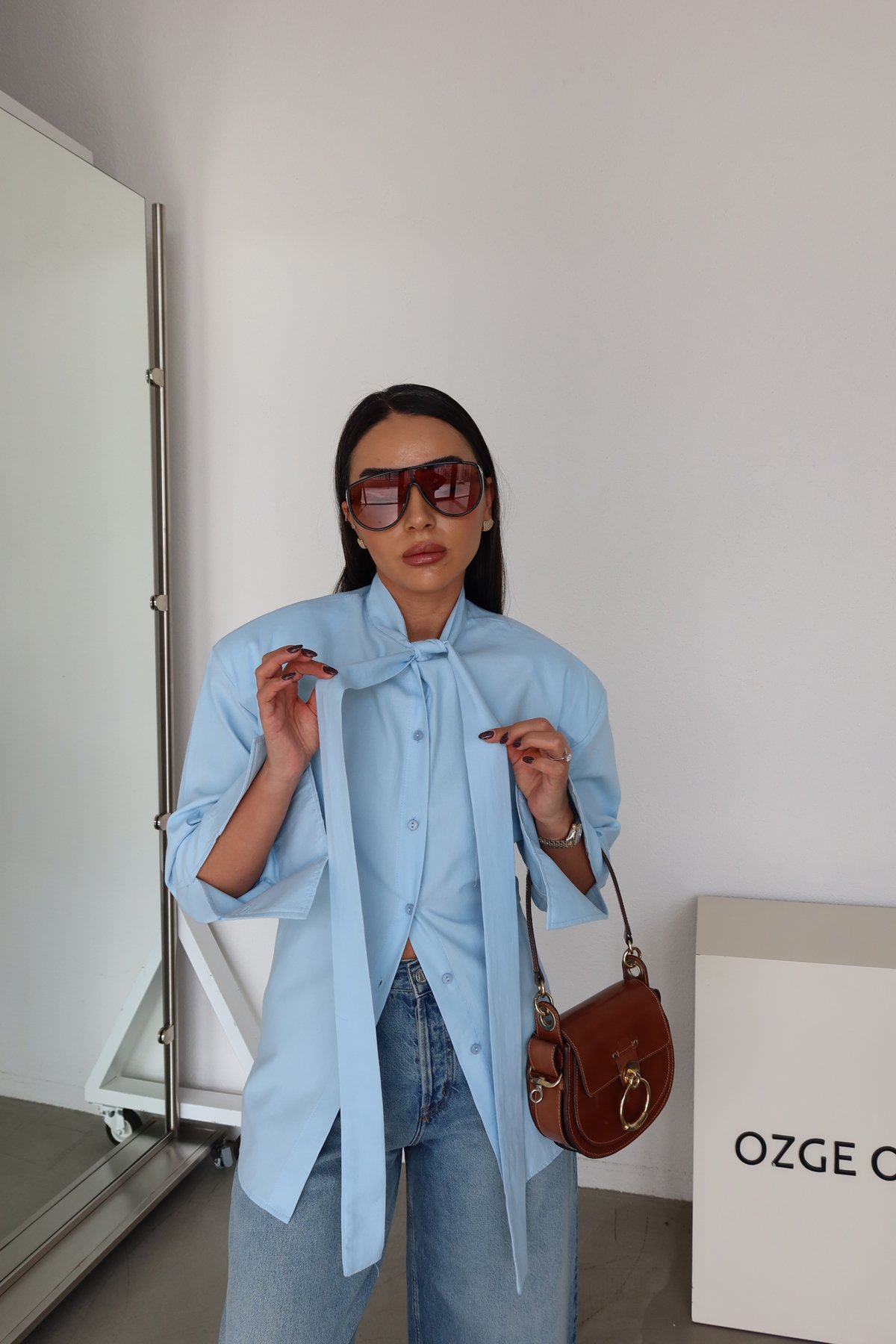 Omuzu Vatkalı Boyundan Bağlamalı Gömlek