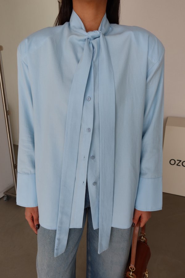Omuzu Vatkalı Boyundan Bağlamalı Gömlek